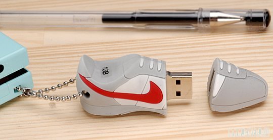 USB-флэшка в виде кроссовка