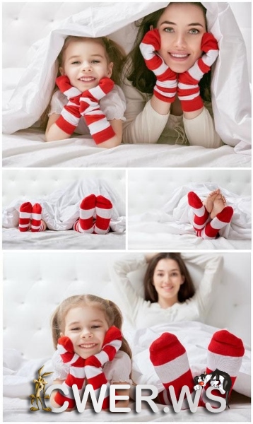 Мать и дочь на кровати